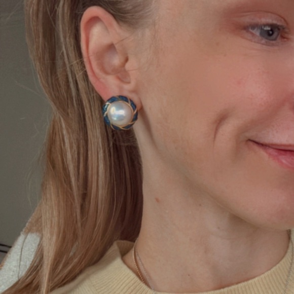 Vintage Tiffany & Co. Mabe Pearl Clip Earrings Blue Enamel 18k Yellow Gold 23g - Picture 3 of 6